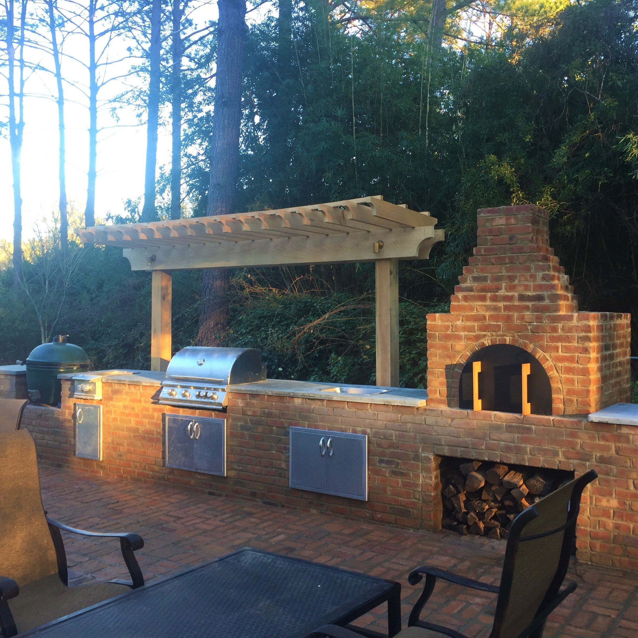 How to Cook Pizza on Outdoor Grill: Easy Tips for Perfect Crust