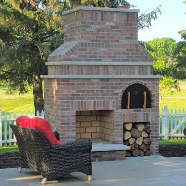 Outdoor fireplace and pizza oven